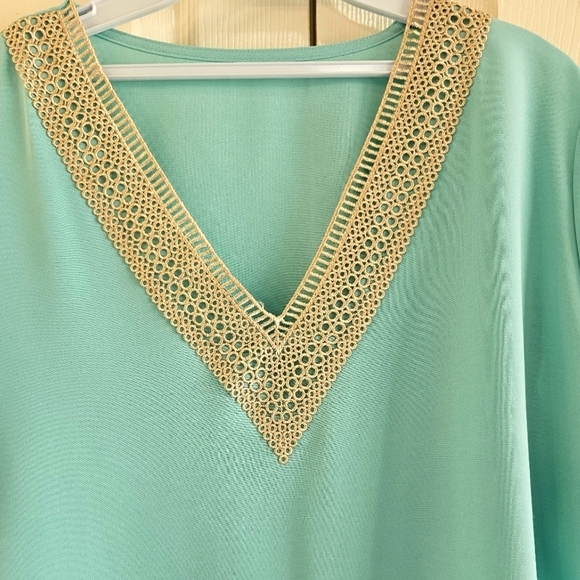 NWOT Amazon Aqua V Neck Short Sleeved Top w Crotchet on Neck & Sleeves - Picture 2 of 9